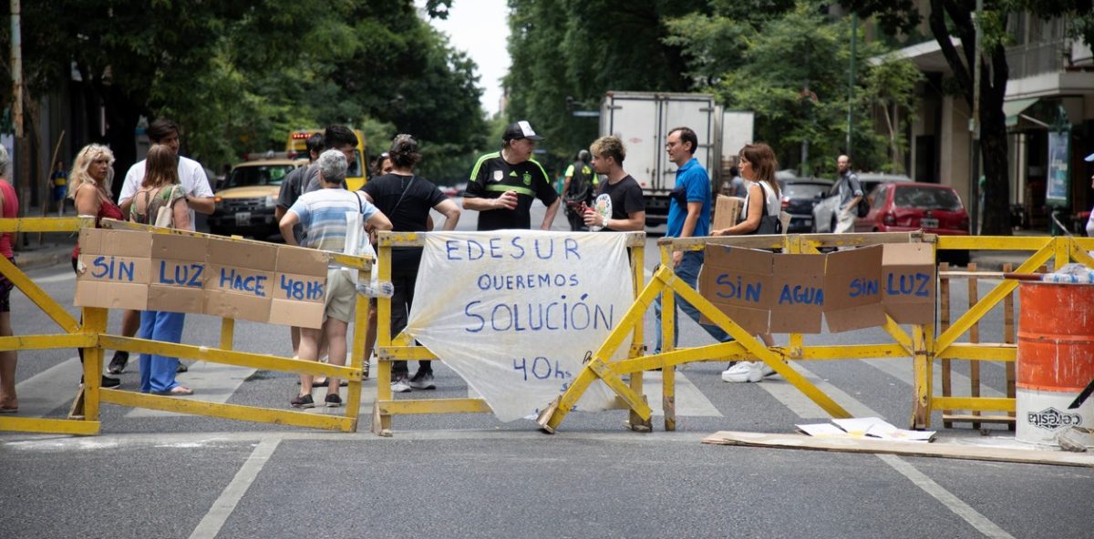 Una protesta por los cortes de luz en avenida Directorio, el último viernes. Este domingo todavía quedaban miles de usuarios sin servicio. Foto: Xinhua Imagen: 3/3