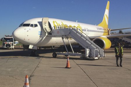 Avión de Flybondi en aeropuerto