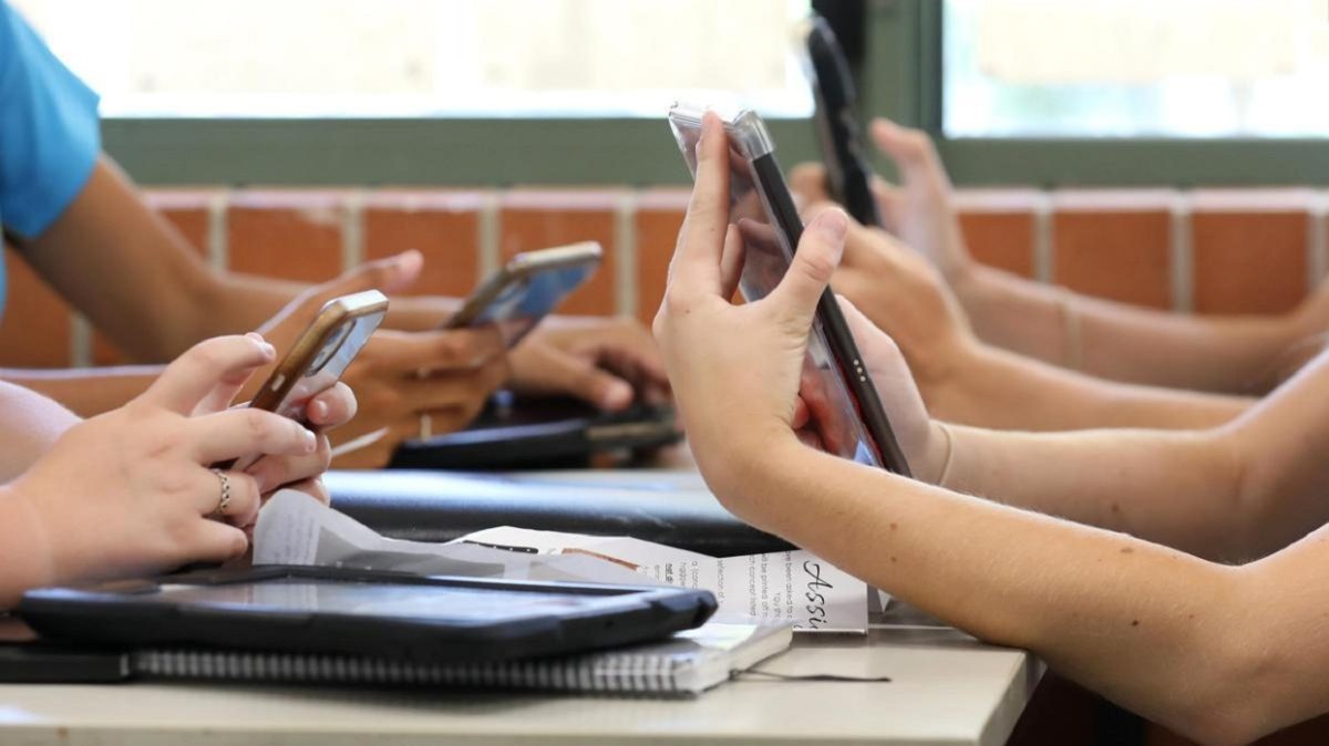 Brasil prohíbe celulares en escuelas