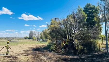 Bomberos apagando incendio