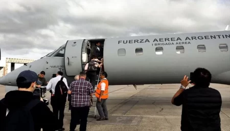 Avión de LADE en pista