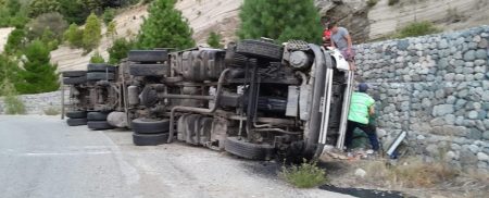 Camión volcado en Ruta 70