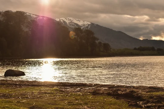 El lago Nompehuen en Ñorquinco, en alerta tras el loteo ilegal