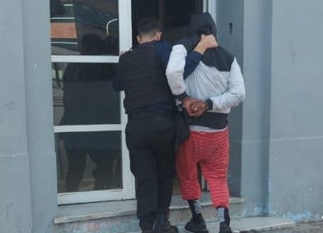 Policía deteniendo a un hombre