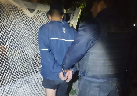 Policía detiene a un sospechoso