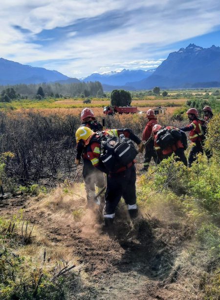 Brigadistas combatiendo incendio en Los Cipreses