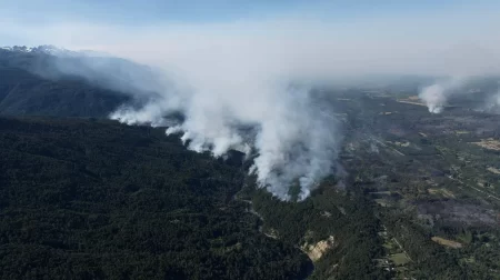 Incendio en El Bolsón sigue activo