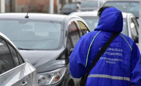 Centro de Puerto Madryn con autos estacionados