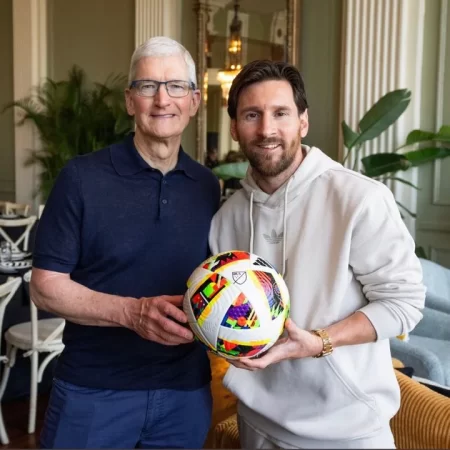 Tim Cook foto Messi