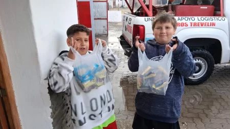 Niños homenajean Bomberos Voluntarios