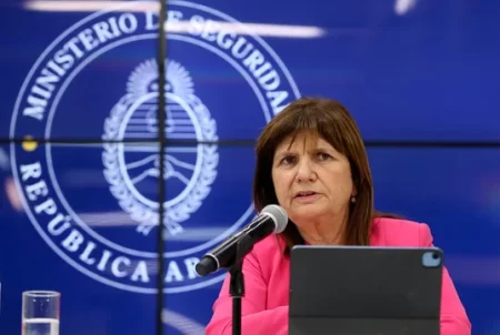 Patricia Bullrich presenta el Proyecto de Ley Antibarras