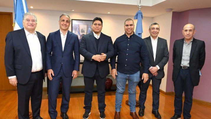 Peralta junto a Marcos Bulgheroni (CEO de PAE), el gobernador santacruceño Claudio Vidal, el secretario general del sindicato petrolero Rafael Güenchenen y el titular del gremio Jerárquicos, José Llugdar, en el traspaso de las áreas maduras