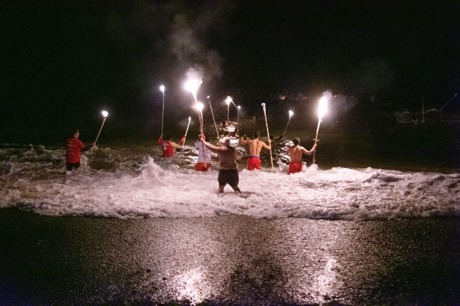 Guardavidas con antorchas en Playa Unión