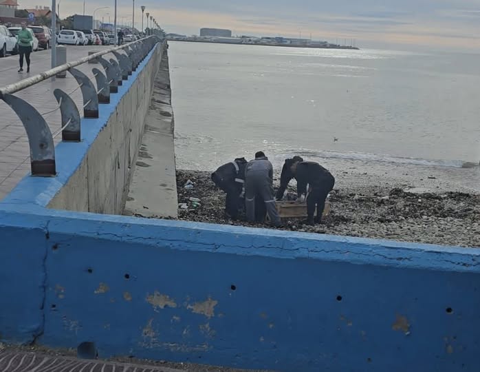 Policía en la Costanera de Comodoro