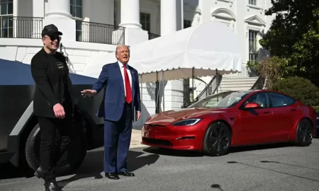 Trump compra Tesla apoyo