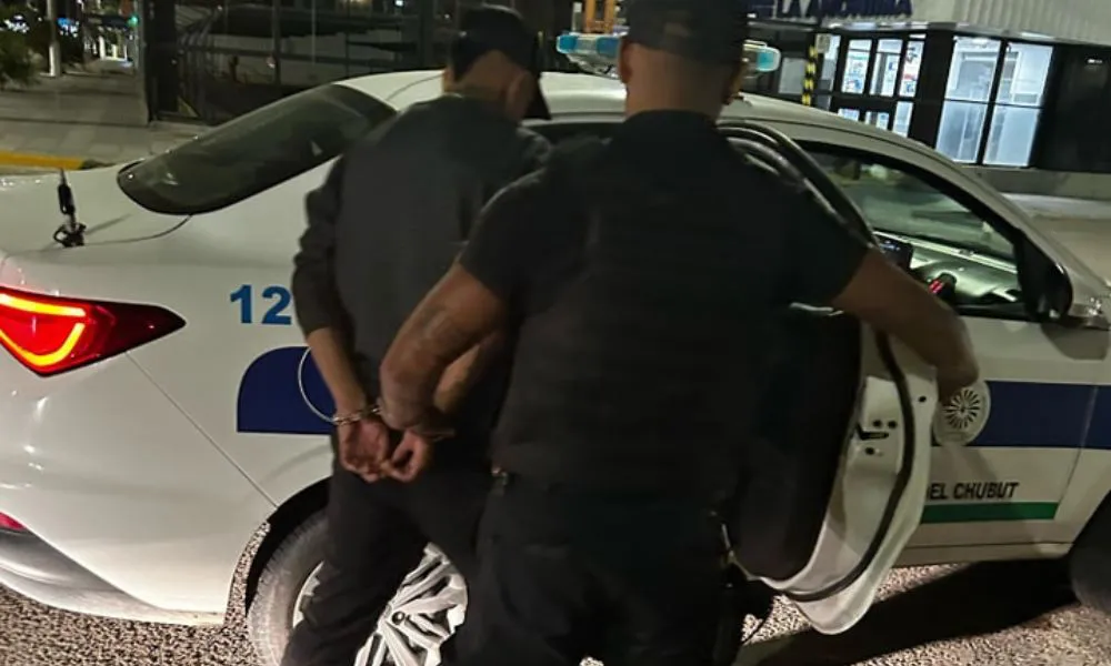 Policía detiene a un prófugo