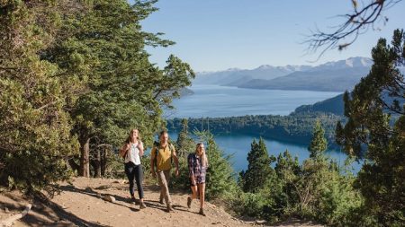 Vista de Bariloche y Las Grutas con turistas