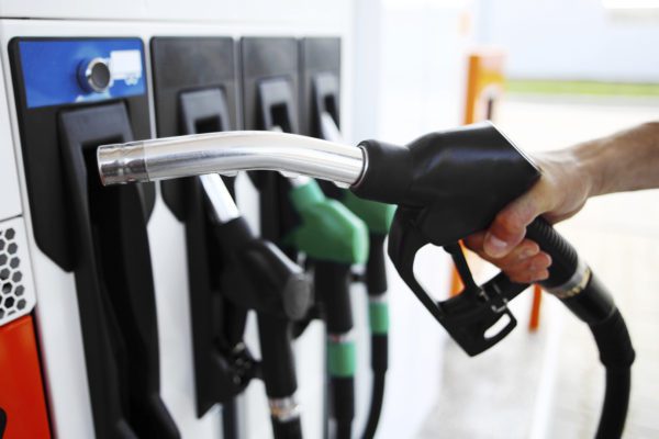 Precio combustibles sube 2%