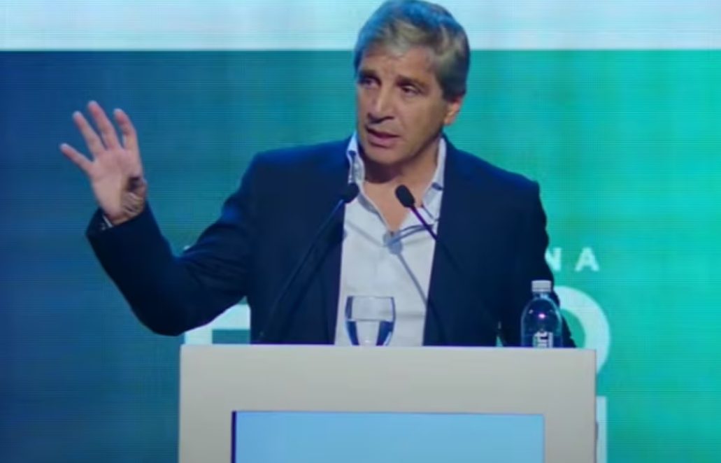 Caputo uso de dólares
