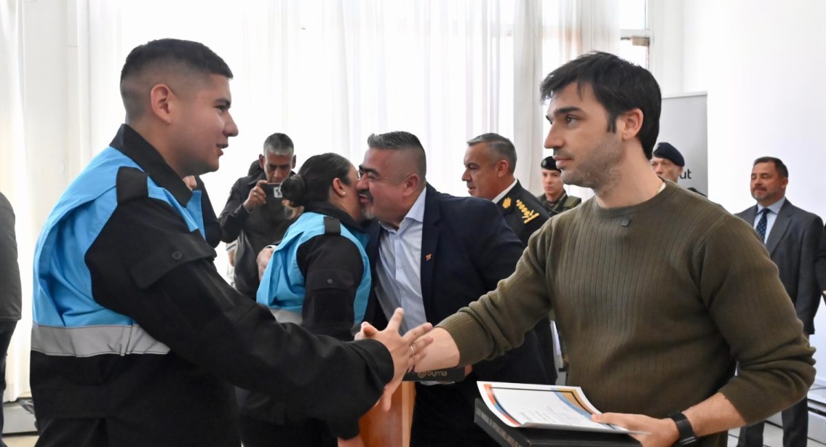 Torres certificados agentes policiales