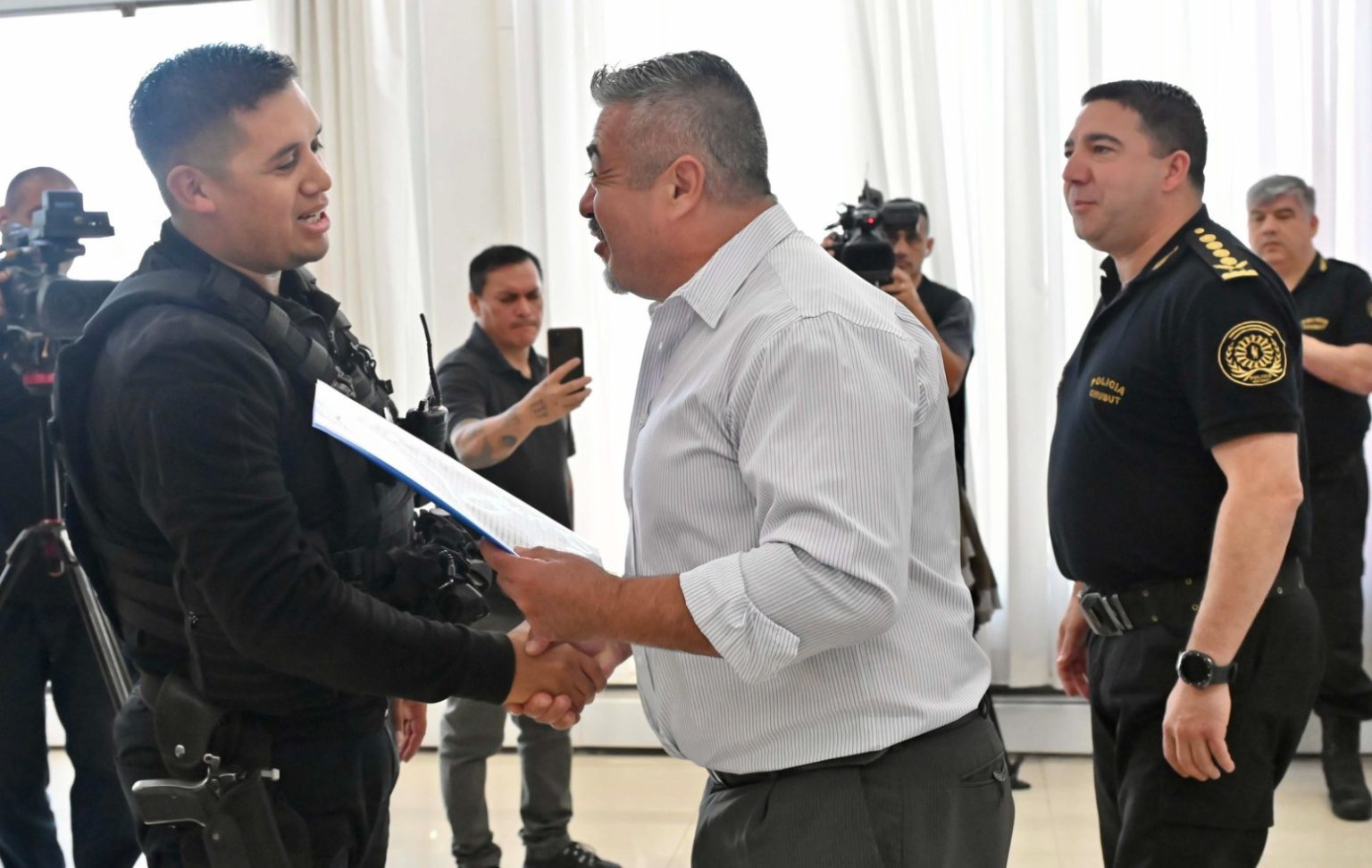 Policías salvaron vida médico