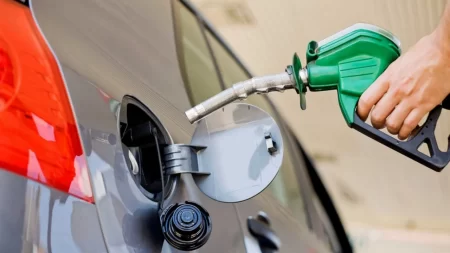 Petroleras bajaron precio combustibles