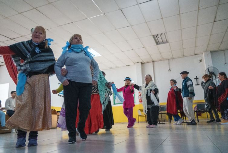 Colonia Recreativa de Personas Mayores promueve la integración social y cultural con taller de danzas tradicionales por el 25 de mayo