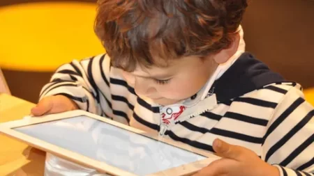 Estudio revela que alumnos que usan menos tecnología en clase superan a sus compañeros