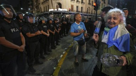 Explosión de furia jubilados desafían al gobierno por sus pensiones / Fuente: Agencias