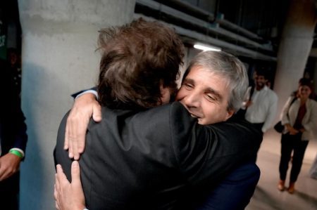 Javier Milei y ministro Caputo