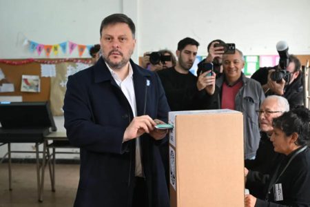 Leandro Santoro cargó contra La Libertad Avanza por la campaña sucia tras emitir su voto