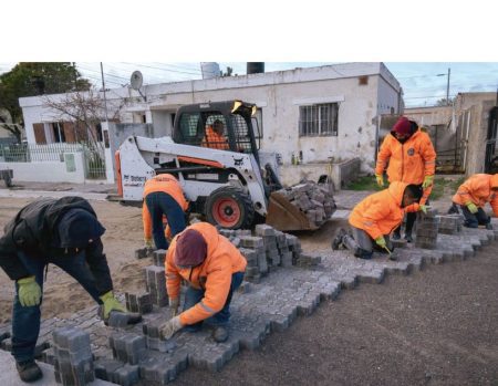 Obras públicas municipal pone en marcha la colocación de adoquines en el área 12
