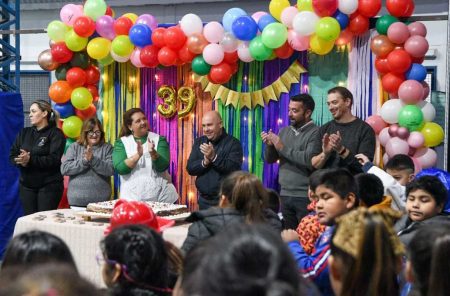 Puerto Madryn - Intendente Sastre participó en el acto por el aniversario de la Escuela Municipal N° 1