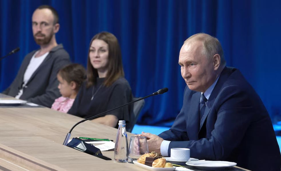 Rusia prohíbe series y películas donde las mujeres antepongan su carrera a tener hijos - Putin