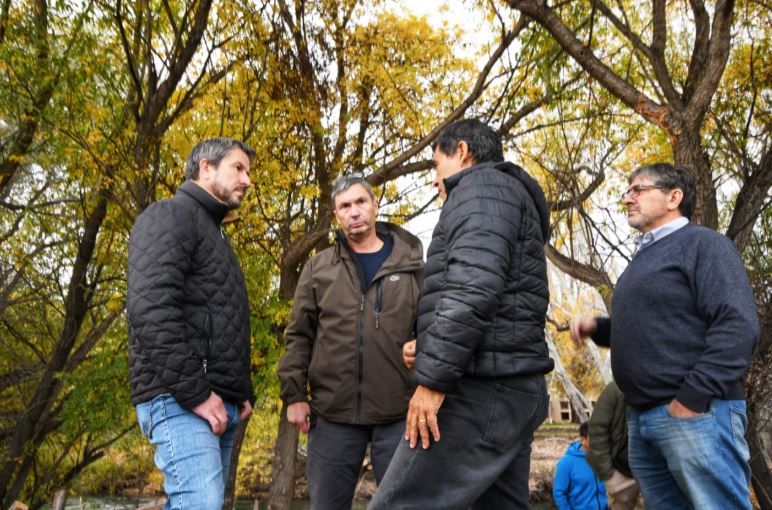 Trabajo conjunto en el Río Chubut de Trelew - Merino y el titular del IPA supervisaron tareas de mantenimiento