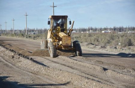 Trelew - Realizan trabajos de mantenimiento urbano integral en Etechepare y mejoramiento de calle Oris de Roa