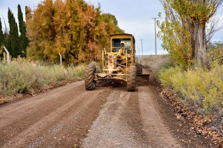 Trelew refuerza el mantenimiento de calles rurales con un plan preventivo para