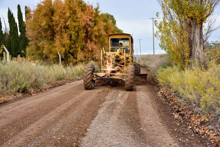 Trelew refuerza el mantenimiento de calles rurales con un plan preventivo para