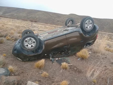 Accidente en Ruta 40: conductora ilesa tras vuelco cerca de Tecka