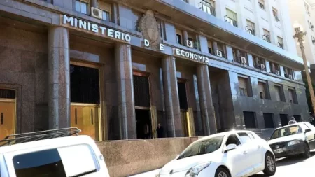Caputo confirmó superávit financiero de $662.123 millones en mayo pese a caída de ingresos