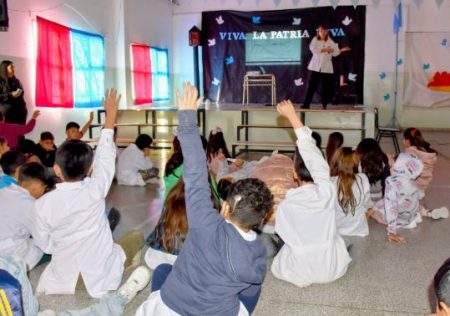 Charla Trelew deja huellas en la Escuela Nº 173 de Planta de Gas