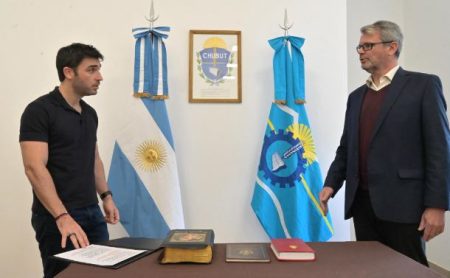 Chubut - Nacho Torres tomó juramento a Pablo Juan Macadam como nuevo titular del ISSyS y destacó el ordenamiento del Instituto