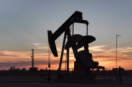 El precio del petróleo se dispara tras ataque de Israel a Irán y sacude los mercados globales