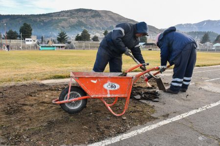 Esquel avanza en mantenimiento de la pista municipal de atletismo para potenciar el deporte local