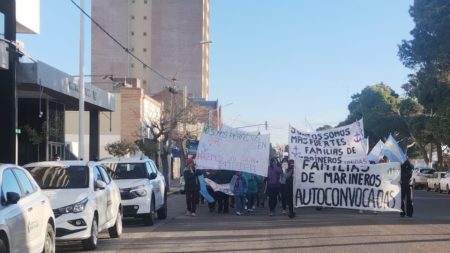 Familias de marineros vuelven a marchar por solución al conflicto pesquero 