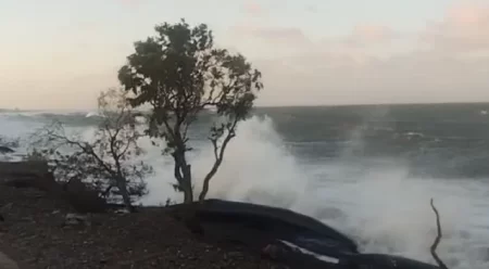 Fuerte marejada golpea Playa Unión y provoca daños en la costa