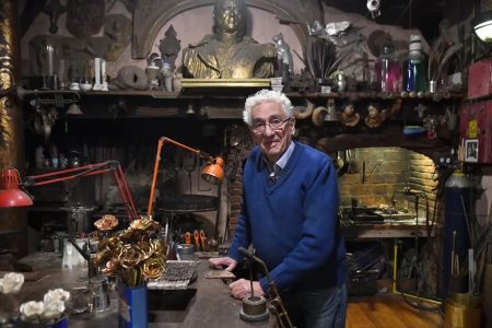 Orfebre Juan Carlos Pallarols crea en Argentina un cáliz de la paz, hecho con balas, para León XIV