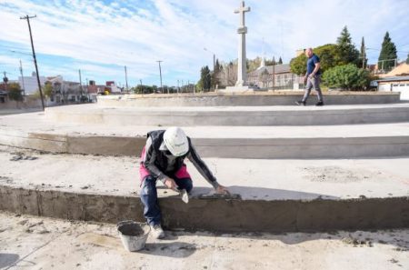 Puerto Madryn - Sastre supervisó las obras que se realizan para optimizar la plaza principal del Barrio 21 de Enero