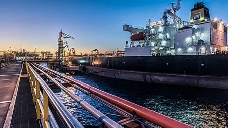 Puertos del Pacífico y del Atlántico compiten por exportar el petróleo y gas de Vaca Muerta