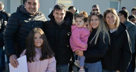 Torres y Merino entregaron 25 nuevas viviendas a familias